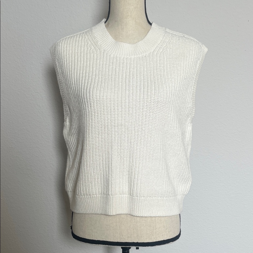 Abercrombie Textured White Knit Sleeveless Sweater Vest